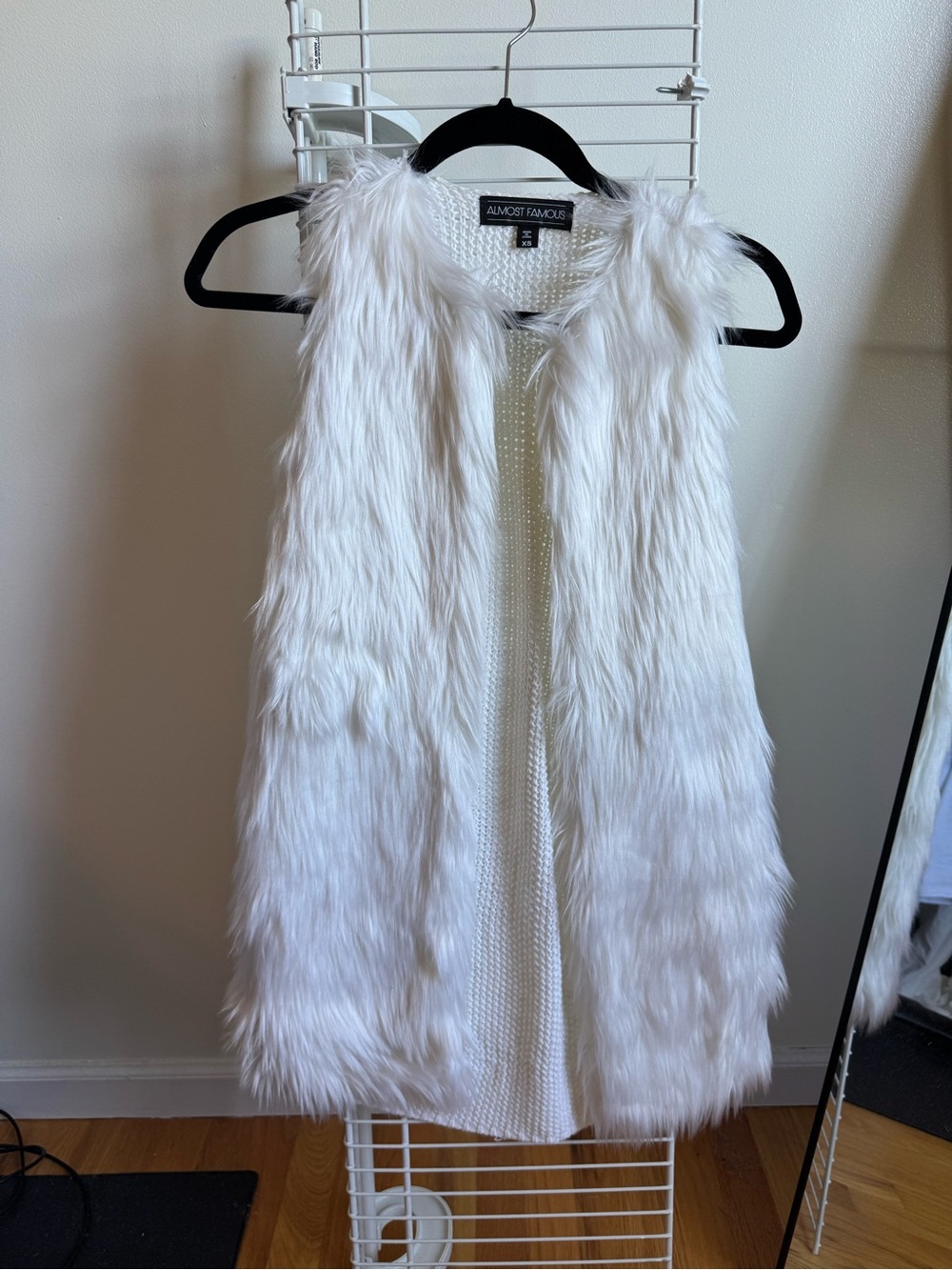 Almost Famous Women’s ' Ivory Faux Fur Vest - White